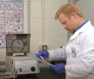 Клиника лечения наркозависимости в Лениногорске Врач в кабинете клиники