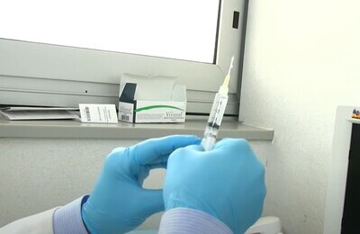 Проведение кодирования Вивитролом в Лениногорске Шприц с Вивитролом в руках у врача